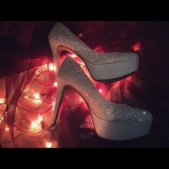 Gianni Bini stilettos in Dark Vanilla - Picture 3 of 7